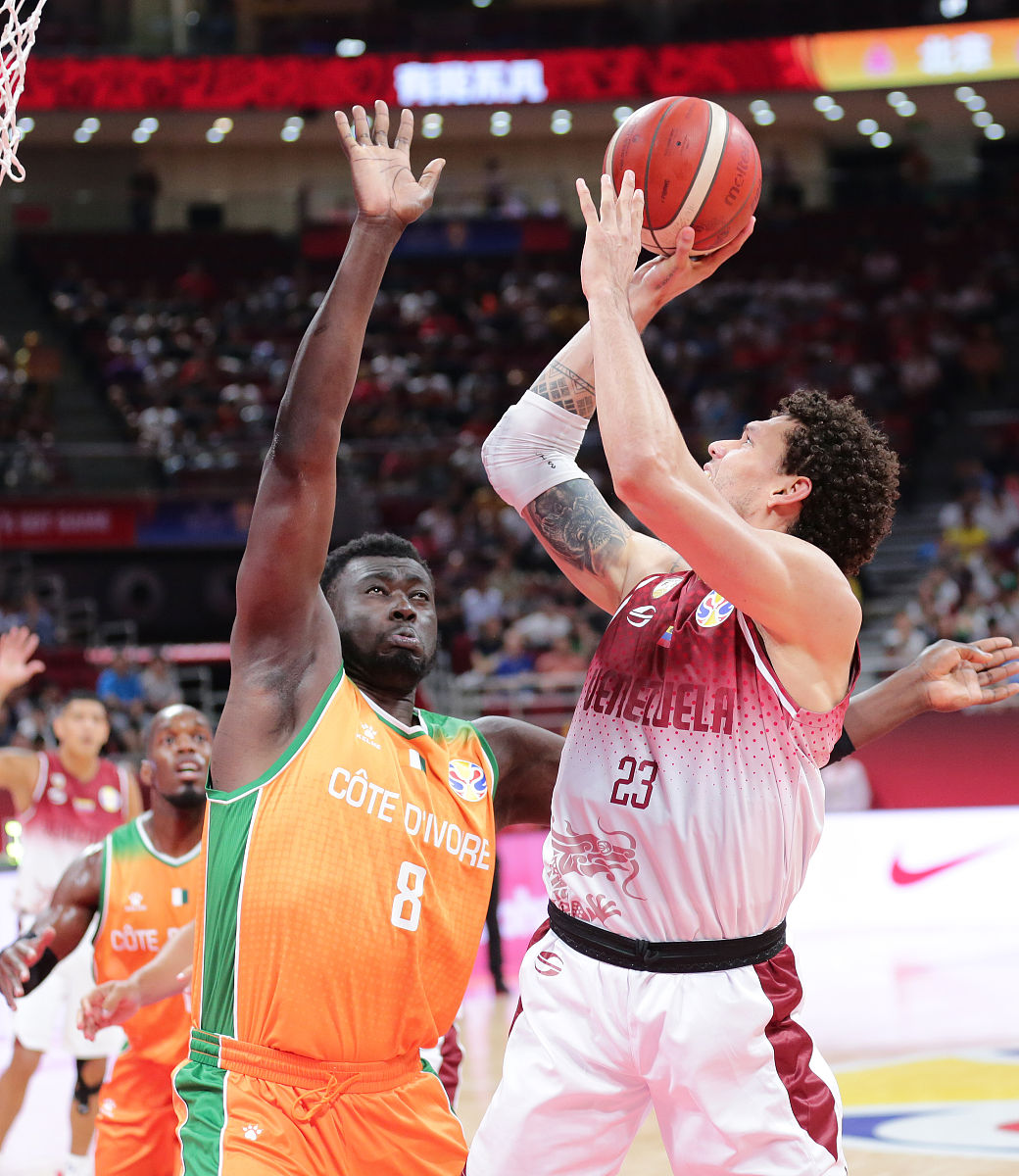 今晨体能课后；纽约尼克斯队长鼓劲备战意大利杯；球迷炸锅；年轻球员得到机会的简单介绍