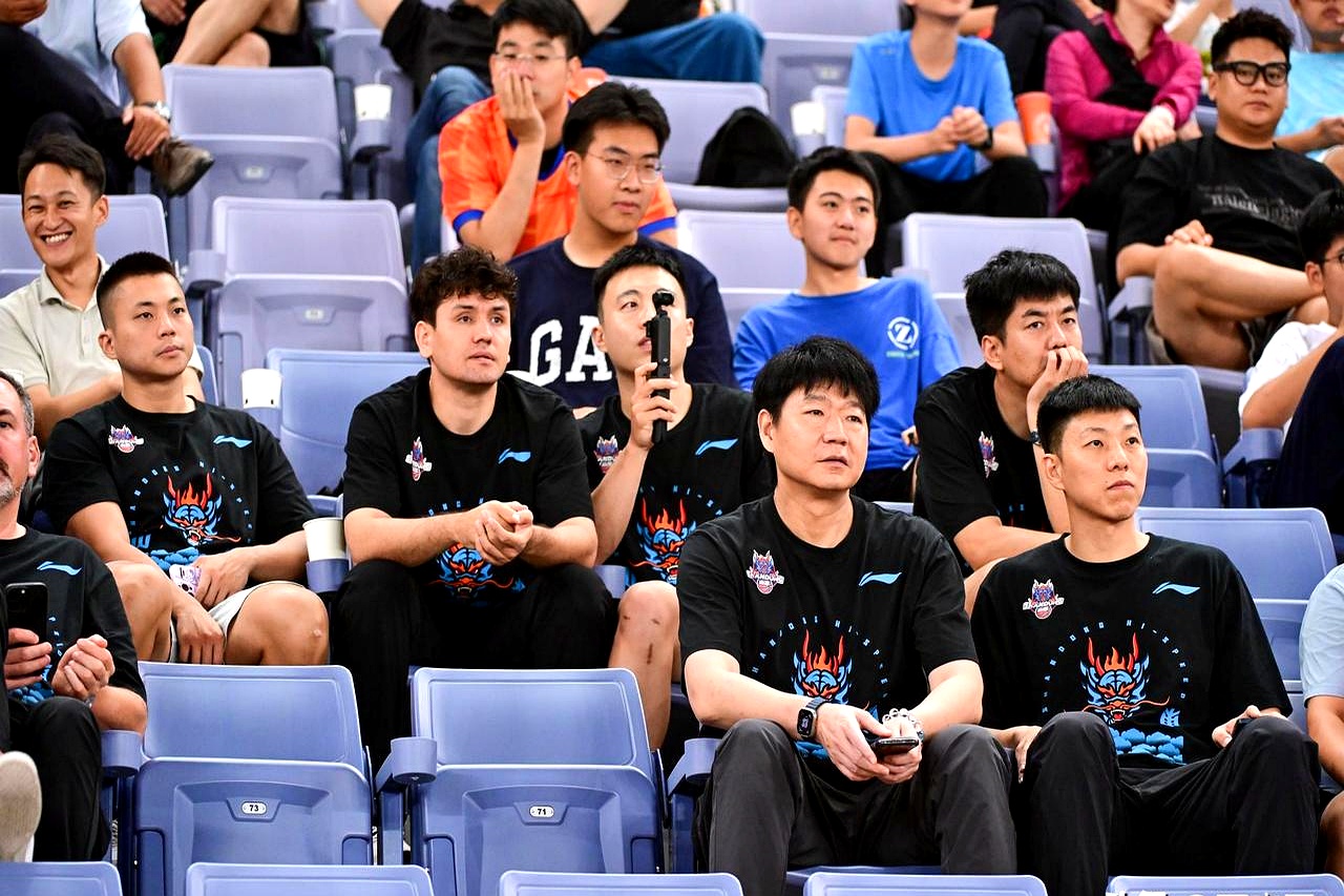 今夜体能课后，山东泰山再遭质疑备战CBA常规赛，媒体盛赞，资深球员宣示担当的简单介绍