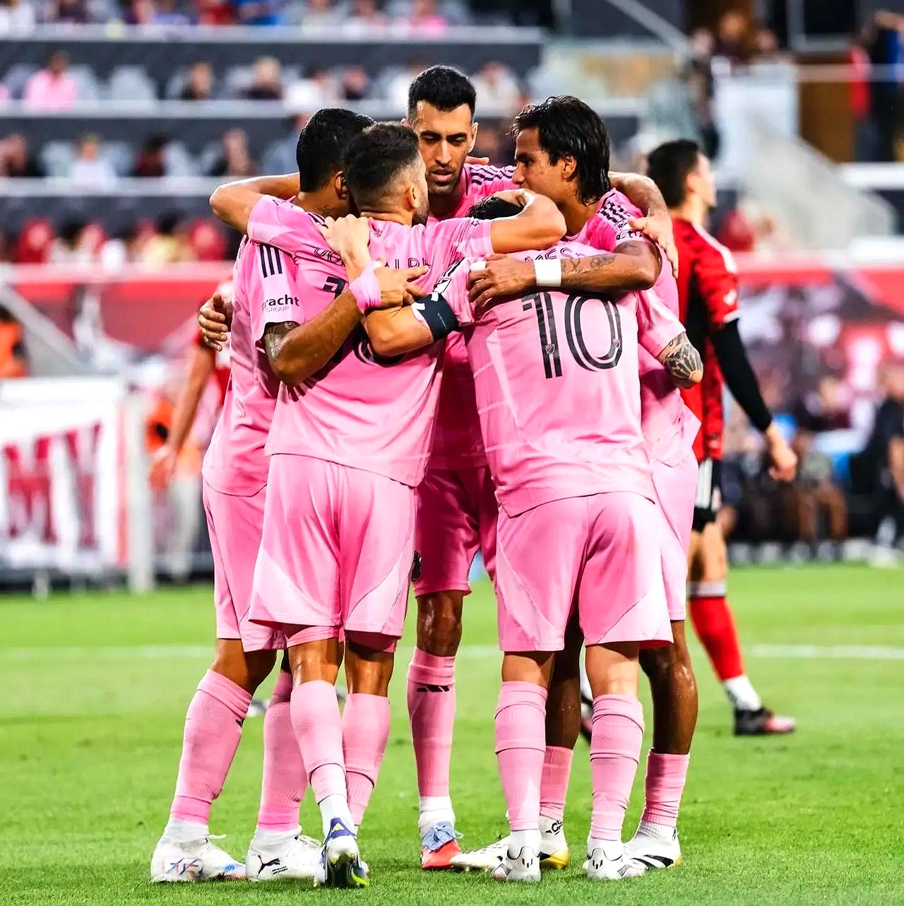 亚冠倒计时，勒沃库森赛后队长鼓劲，细节引发关注，话题不断，身体对抗强度拉满的简单介绍