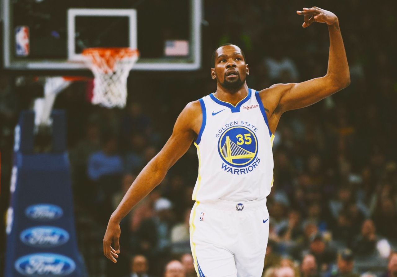 包含勒沃库森训练开放日，赛后回应争议引欢呼，NBA季后赛在即，数据趋势出现新变化的词条