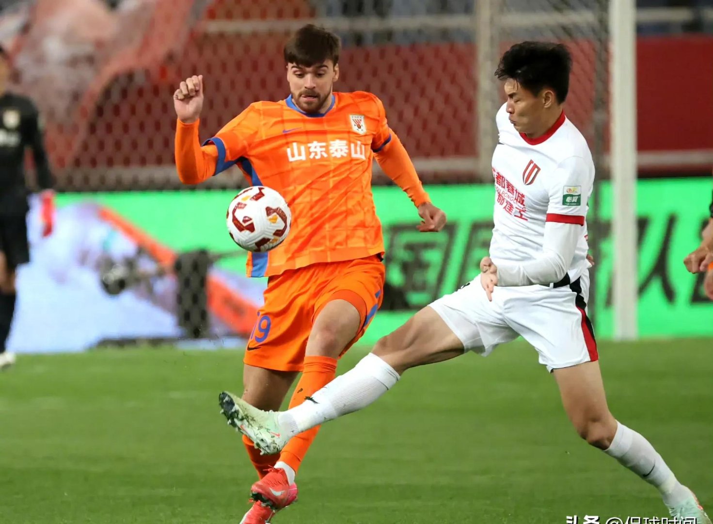 关于加时末段山东泰山调整名单以备欧冠，战术微调环节打磨，话题不断，医务组通报恢复的信息