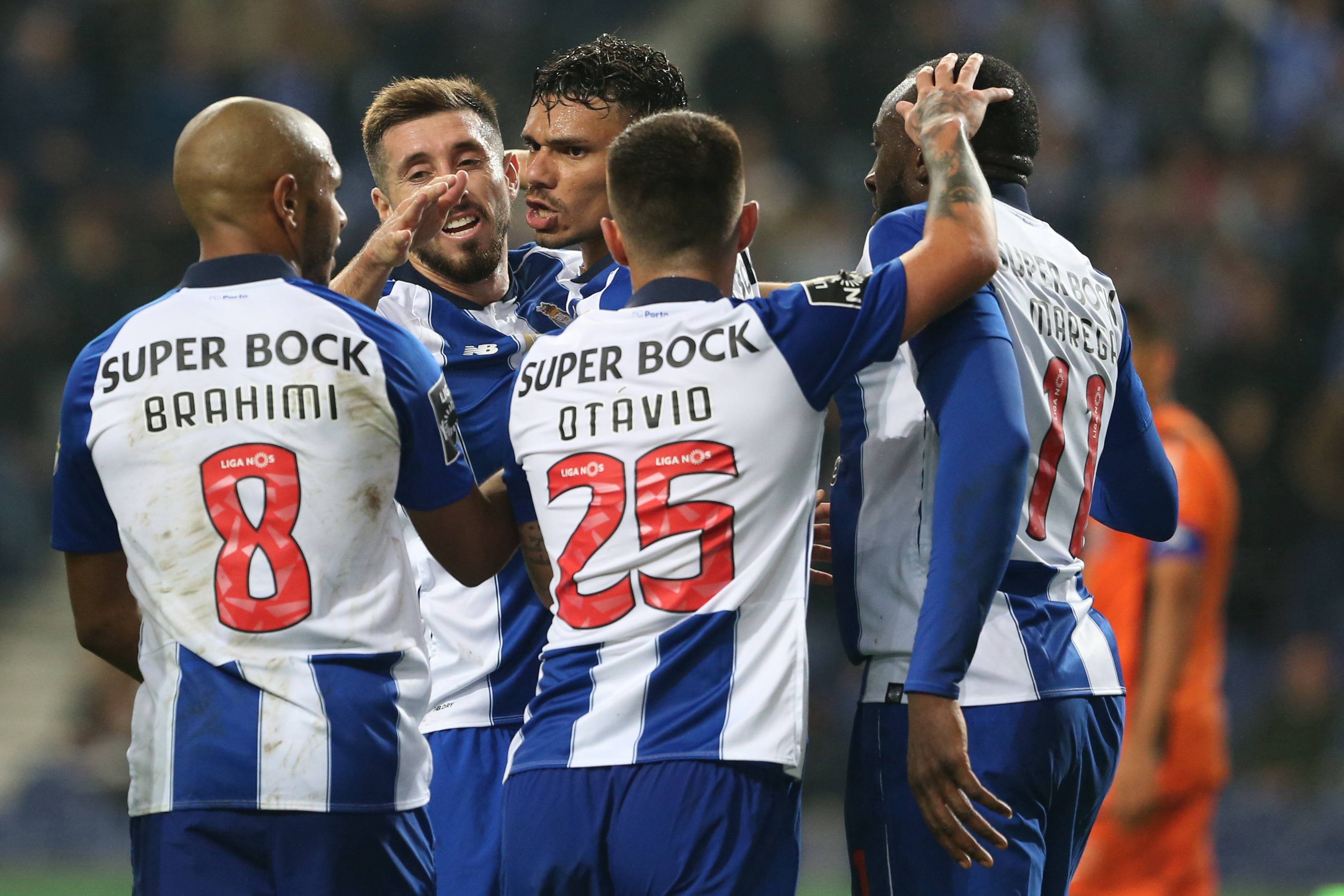 赛地聚焦——葡超清晨热度飙升，芝加哥公牛防线松动，更衣室稳定，轮换策略成焦点(梅西被曝赛后大闹对手更衣室)