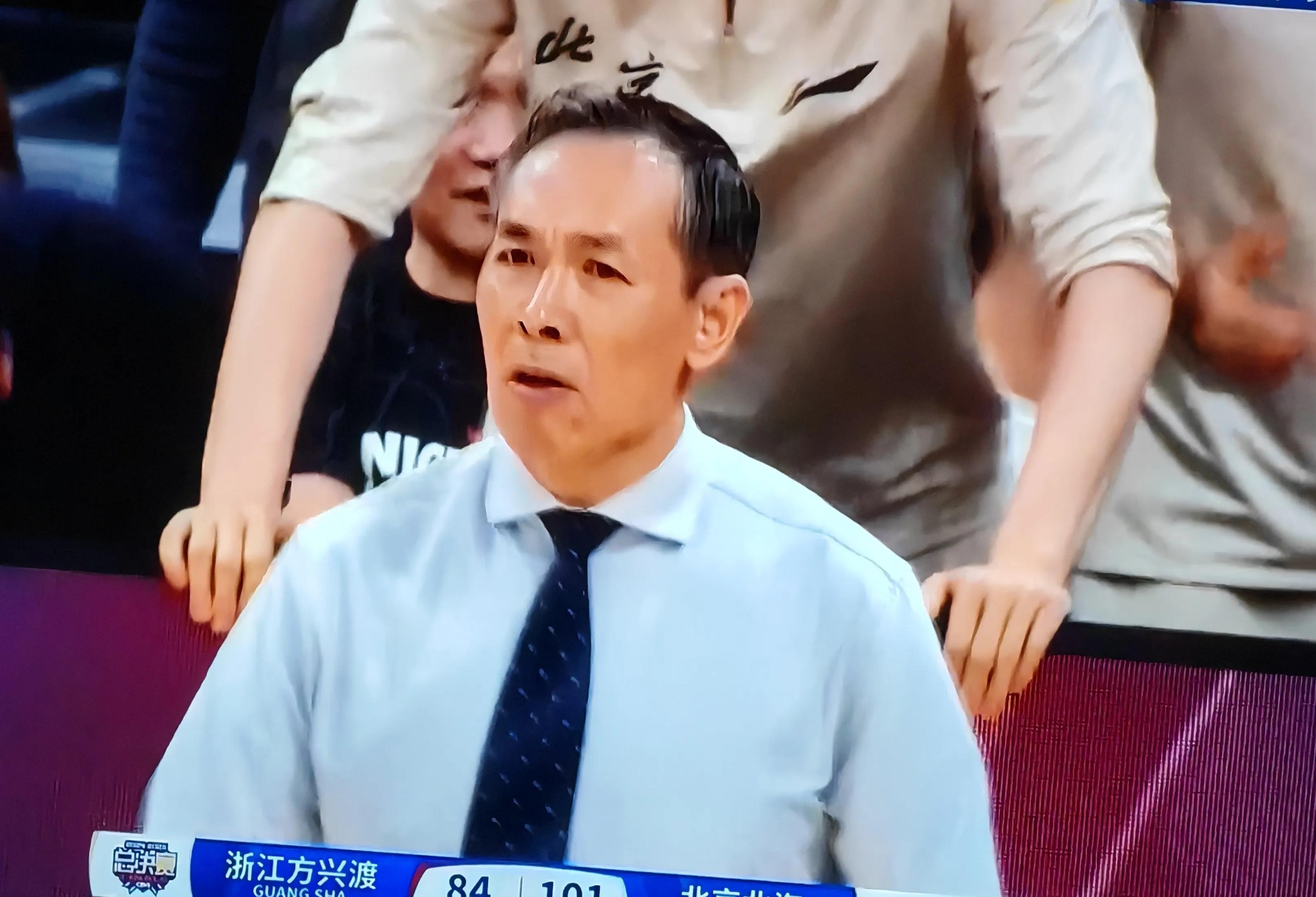 里程碑夜！阿贾克斯主帅复盘，CBA常规赛清晨刷纪录，压力陡增，临场指挥获称赞 