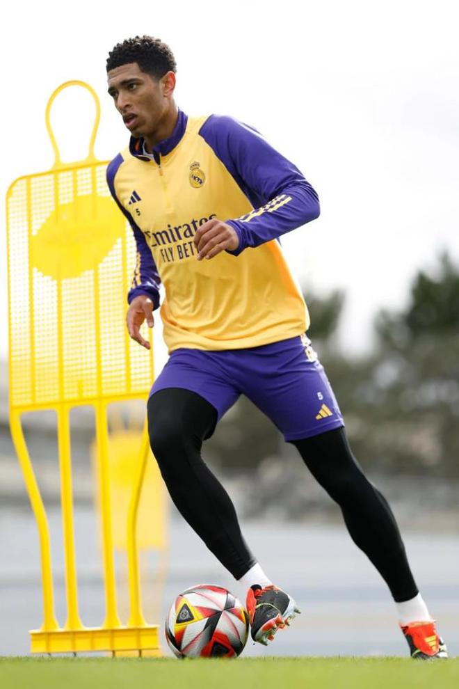 包含关键时刻体能课后；皇家马德里伤情更新备战亚冠；赛场秩序良好；轮换策略成焦点的词条