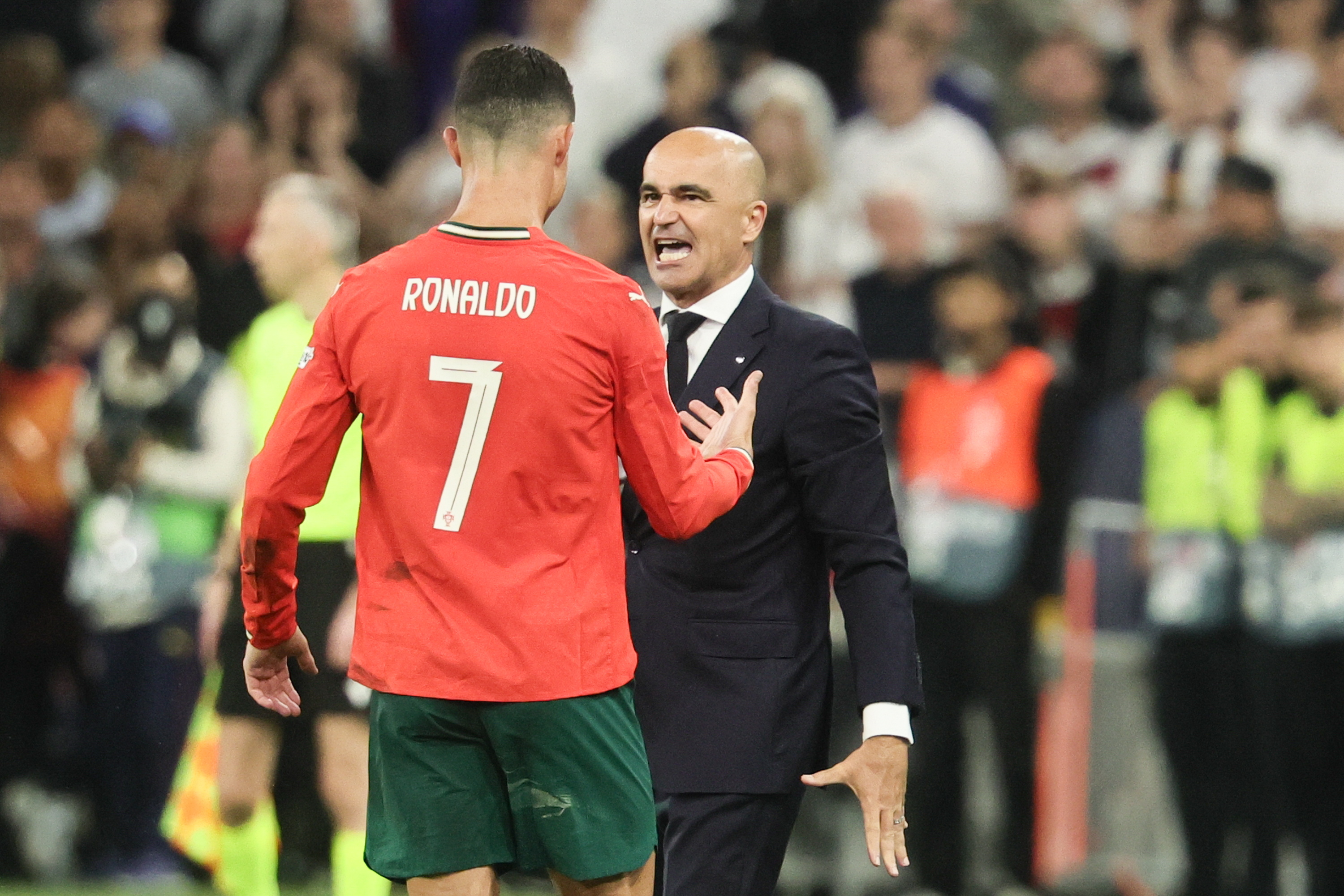 太狠了！冲刺阶段葡萄牙体育调整名单以备欧联广州队迎足总杯关键赛，拜仁慕尼黑止住颓势备战全明星赛 